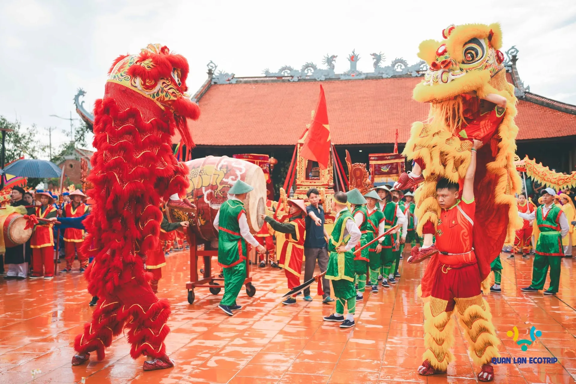 Lion dance at a Quan Lan festival